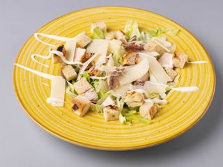 Salata Caesar cu piept de pui la gratar