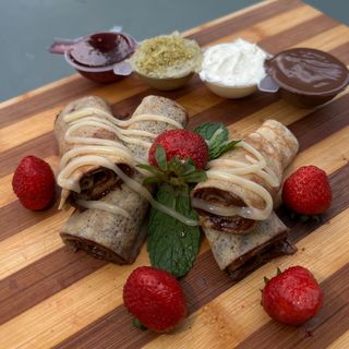 Clatita cu Nutella, crema de vanilie si capsuni