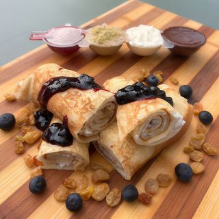 Clatita cu branza dulce, stafide si dulceata de afine