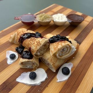 Clatita cu mascarpone si dulceata de afine