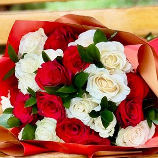 Buchet cu trandafiri Red & White Elegance