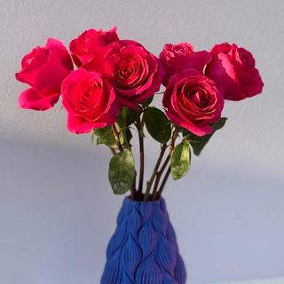 Buchet de trandafii Amour si vaza Purple Toch