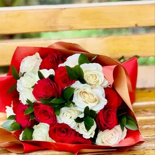 Buchet cu trandafiri Red & White Elegance
