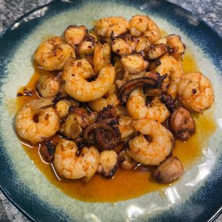 Tigaie cu creveți și caracatița