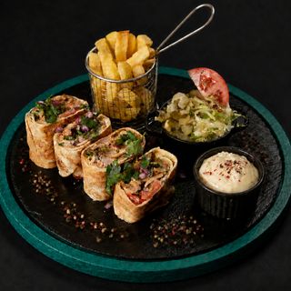 Meniu lipie Arabeasca de pui cu cartofi si sos 500 gr