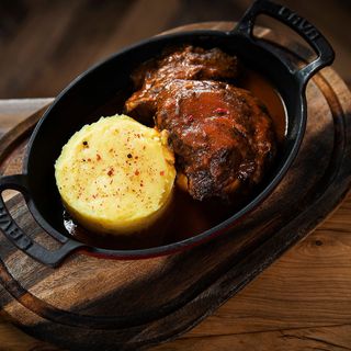 Obrajiori de vita cu piure de telina si salata verde