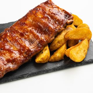 Coasta de porc scaldata in sos BBQ