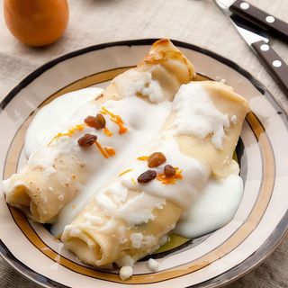 Clatite cu branza la cuptor in sos vanilie