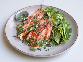 Creveti black tiger cu salata