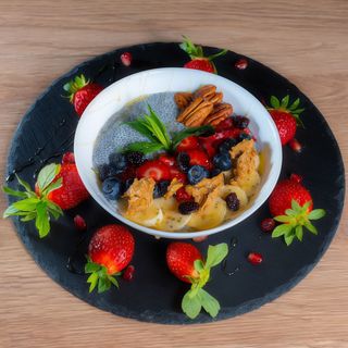 Chia pudding& fruits( lapte de migdale)