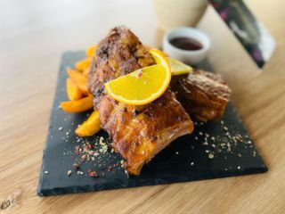 Coaste de porc BBQ vid cu cartofi dulci și sos picant