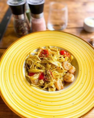 Paste cu creveți și sos pesto