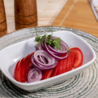 Salată de roșii cu ceapă