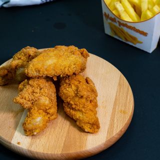 Wings and chips 3 buc + 1 portie cartofi