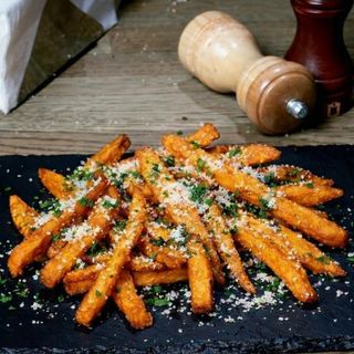 Cartofi dulci prajiti cu parmezan și pătrunjel