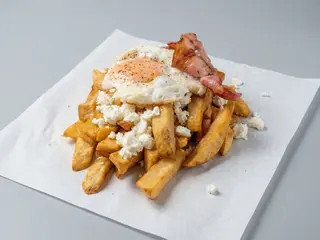Loaded Fries cu Telemea și ou ochi