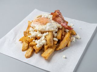 Loaded Fries cu Telemea și ou ochi