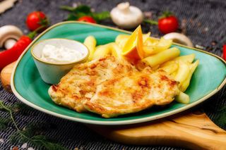 Piept de pui la gratar insotit de garnitura la alegere