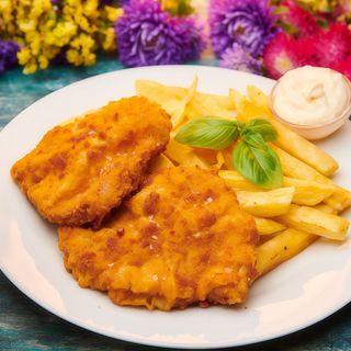 Snitel de porc traditional insotit de garnitura la alegere