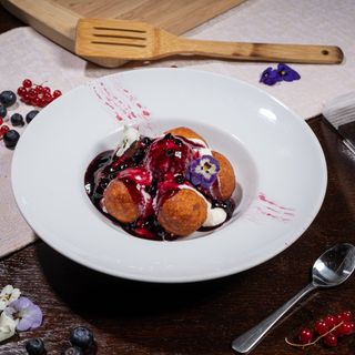 Papanasi cu smantana si dulceata