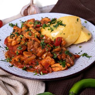 Tigaie picanta de porc cu mamaliguta