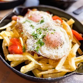 Deliciu cu ouă și cartofi prajiti - 2 oua cu cartofi prajiti si branza