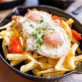 Deliciu cu ouă și cartofi prajiti - 2 oua cu cartofi prajiti si branza