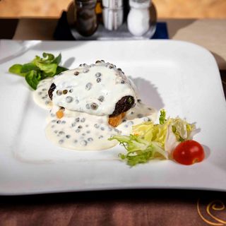 Muschi de vita cu sos de piper verde'