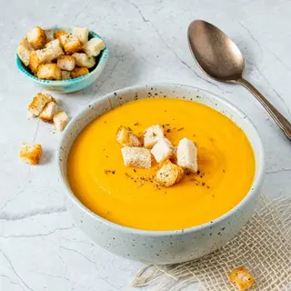 Supă cremă de legume crutoane