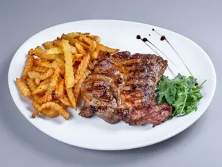 Ceafa porc la gratar cu garnitura la alegere