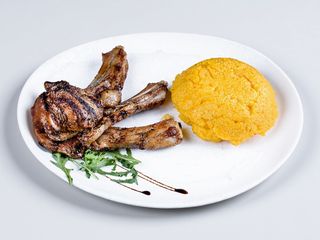 Cotlete de berbecuț la gratar cu mamaliguta