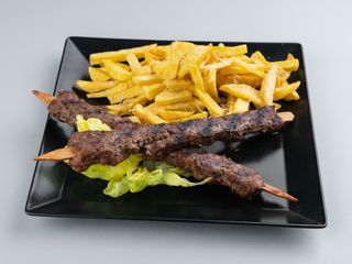 Adana kebab cu garnitura la alegere