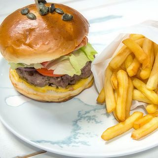 Burger Vibes  insotit de cartofi prajiti