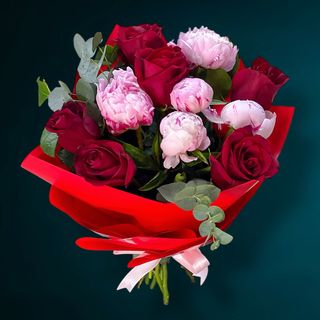 Buchet bujori si trandafiri rosii