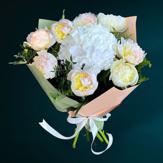 Buchet bujori si hortensie alba