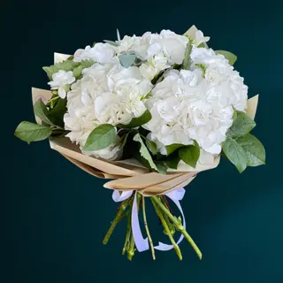 Buchet Hortensii si frezii albe