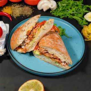 Sandwich cu piept de pui