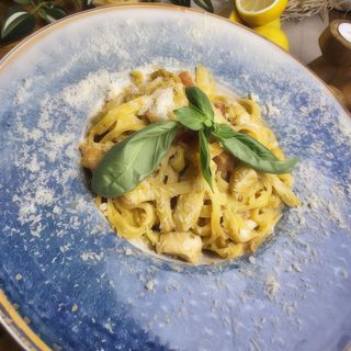 SPAGHETE CU CEAPA CARAMELIZATA BACON SI CARNAT 400 GR