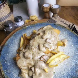 PIEPT DE PUI CU SOS CREMOS DE GORGONZOLA SI BACON  450 gr 