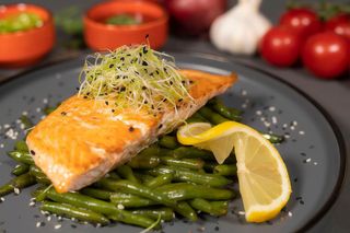 File de somon cu fasole verde sote