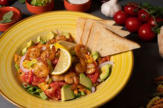 Salata cu creveti si avocado