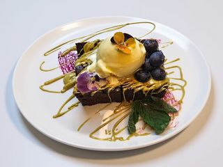 BROWNIE CU CREMA DE FISTIC AFINE SI INGHETATA  160 GR