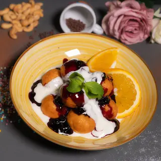 Papanasi cu smantana si dulceata