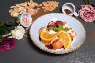 Papanasi cu ciocolata alba si gem de capsuni