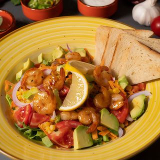 Salata cu creveti si avocado