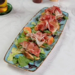 Bruschete cu pesto si prosciutto crudo