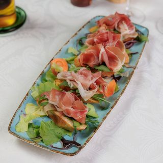 Bruschete cu pesto si prosciutto crudo