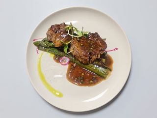 Muschi de vita Brazilia cu sos de piper verde si sparanghel la plita