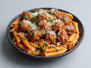 Penne in sos rosu si chiftelute de vita black angus 450g