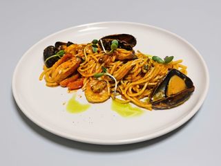 Linguini cu fructe de mare si sos de rosii 400g